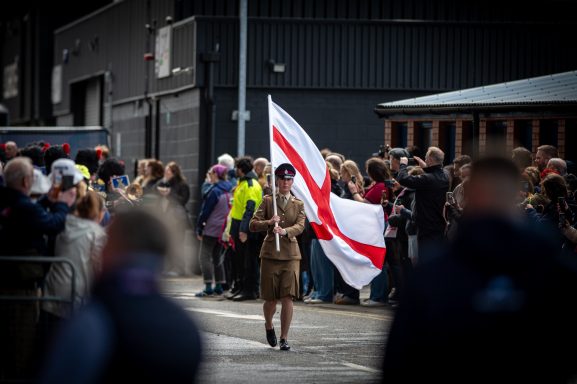 Arrival of the English team with the flag bearer in Edinburgh.